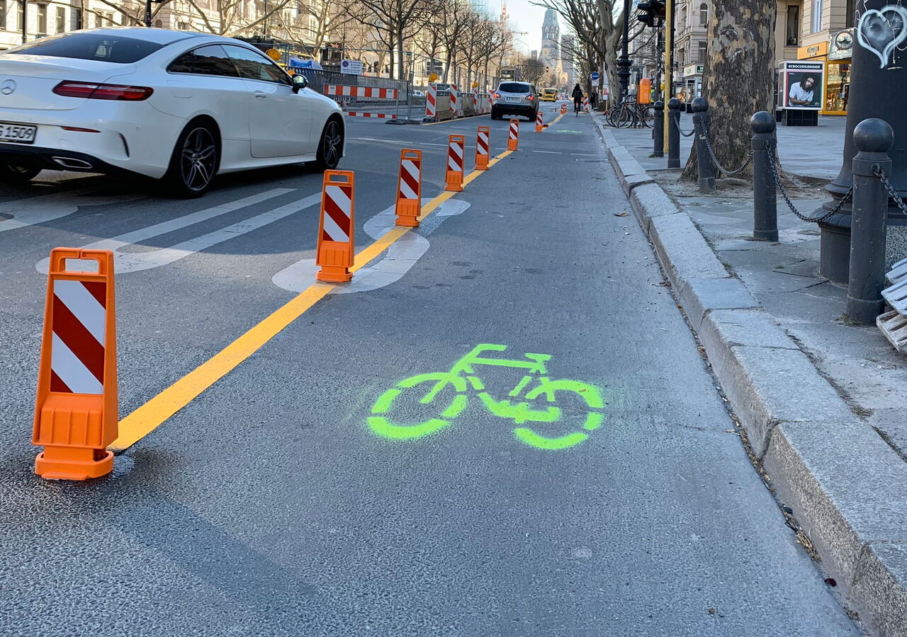 In Berlin wurden Fahrradspuren unbürokratisch auf die Straße verlegt