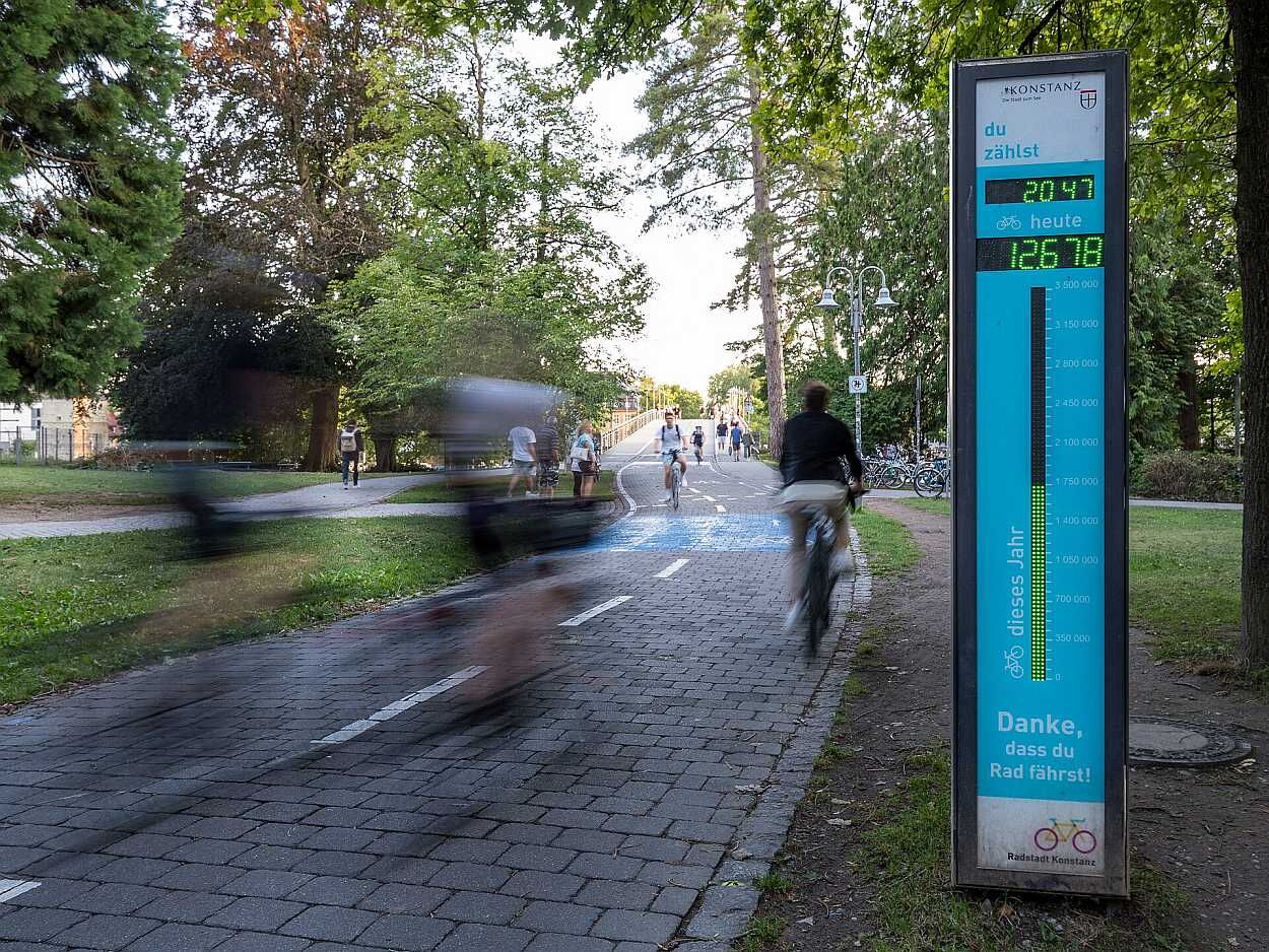 Autofreie Fahrradstraße in Konstanz mit der Fahrradbrücke über den Rhein im Hintergrund. Foto:  Joachim Kohler, CC BY-SA 4.0