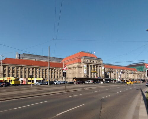 Hauptbahnhof Leipzig Empfangsgebäude aus Richtung des Tröndlinrings