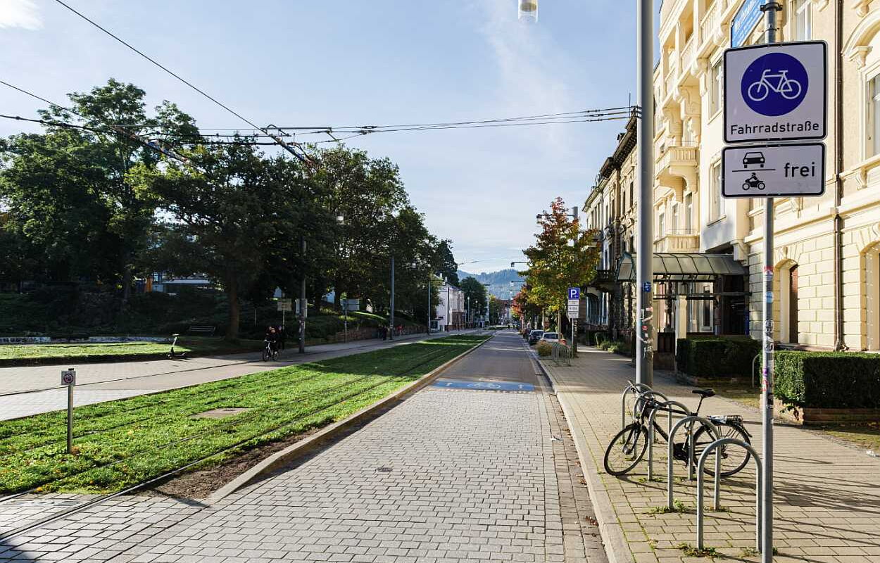 Fahrradstraße kombiniert mit einem Rasengleis in Freiburg (Breisgau). Foto: Phillipp Böhme