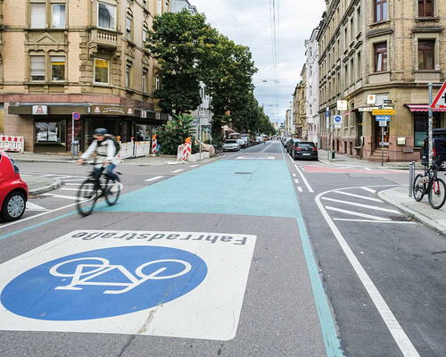 Fahrradstraße mit auffälliger, grüner Markierung in Stuttgart. Foto: Phillipp Böhme