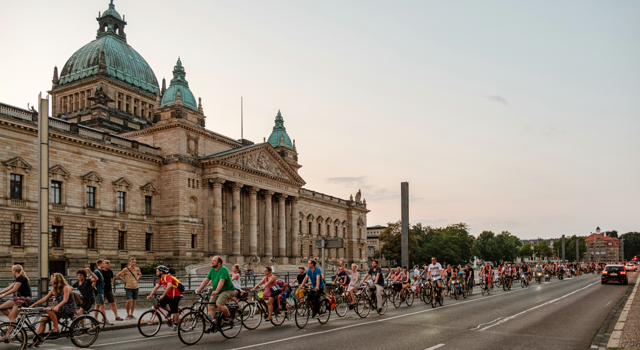 Bunte Fahrraddemo vor dem Bundesverwaltungsgericht in Leipzig