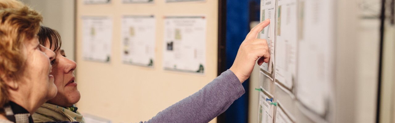 Frauen vor einer Stellwand mit "Mach's leiser" Maßnahmenblättern