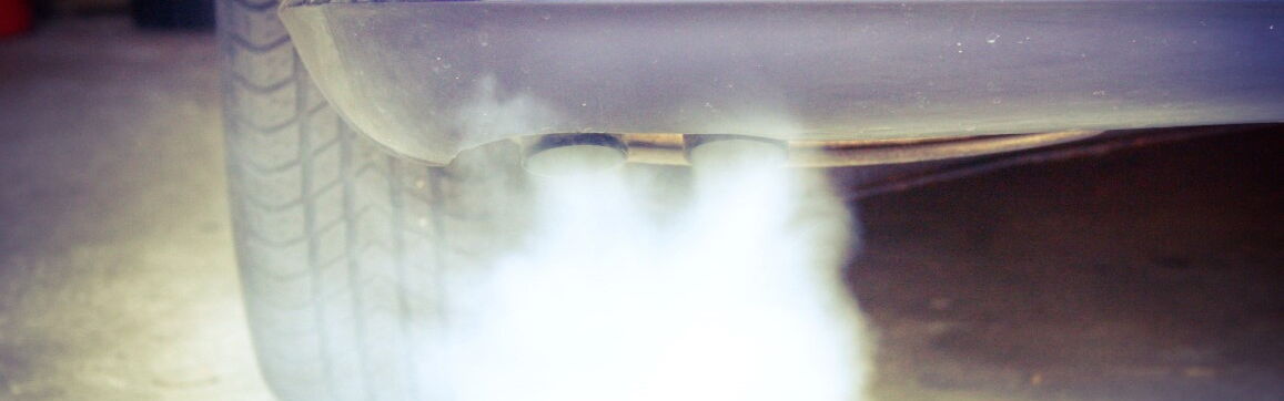 Autoauspuff mit Abgasen (Quelle: Gabi Eder, pixelio.de)