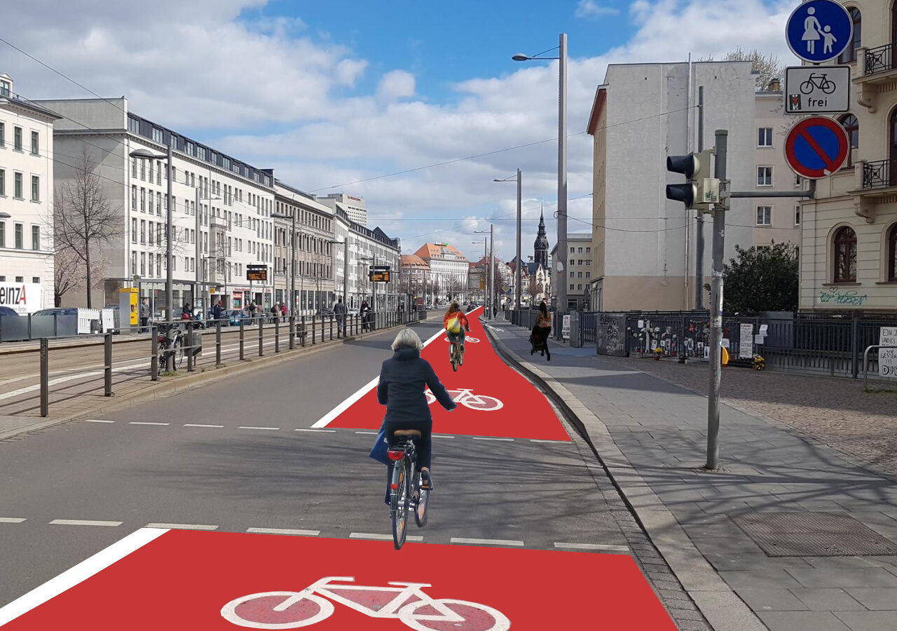 Visualisierung. Rot markierter Radweg mit Radfahrerin. Links und rechts stehen Wohnblöcke. Links neben dem Radweg ist eine Straße undeine Inselhaltestelle der Straßenbahn