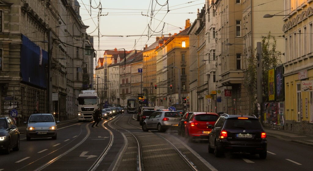 Lütznerstraße mit Autoverkehr und Fußgänger
