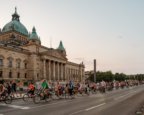 Bunte Fahrraddemo vor dem Bundesverwaltungsgericht in Leipzig