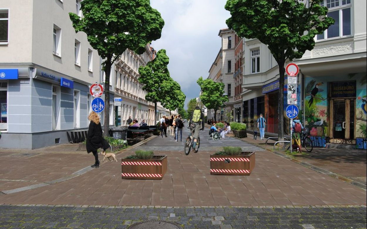 Eine Visualisierung, wie die autofreie Flaniermeile Merseburger Straße in Zukunft aussehen könnte: Fußgängerzone anstatt Parkplätze und mit neuen Straßenbäumen