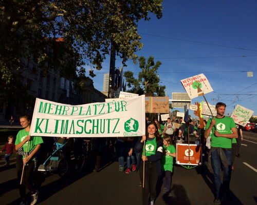 Die Ökolöwen auf der Klimademonstration © Tomas Castelazo, www.tomascastelazo.com / Wikimedia Commons, CC BY 3.0