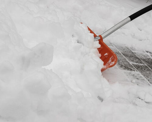 Schnee schippen im Winter - in Leipzig ohne Streusalz