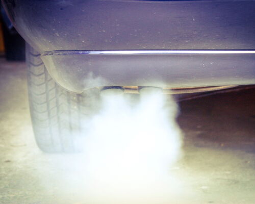 Autoauspuff mit Abgasen