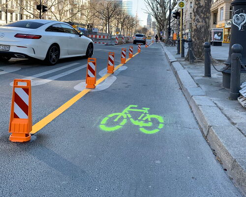 In Berlin wurden Fahrradspuren unbürokratisch auf die Straße verlegt