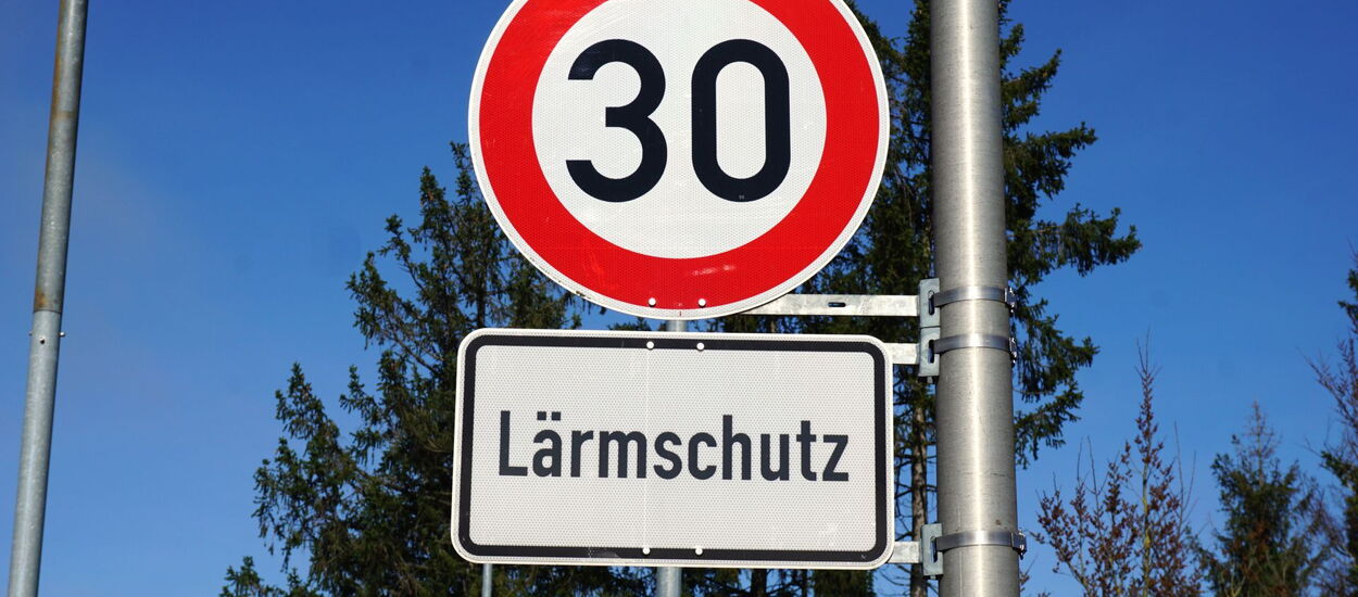 Straßenschild: Tempo 30 für Lärmschutz