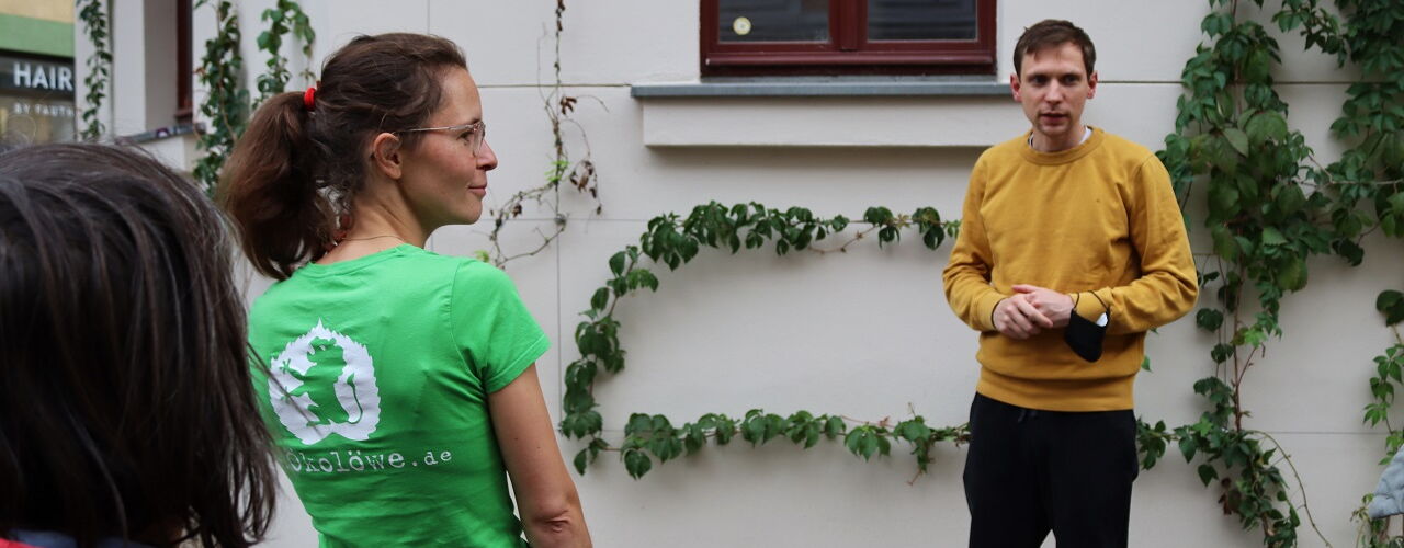 Kletterpflanzen an einem Altbau gemeinsam mit dem Eigentümer