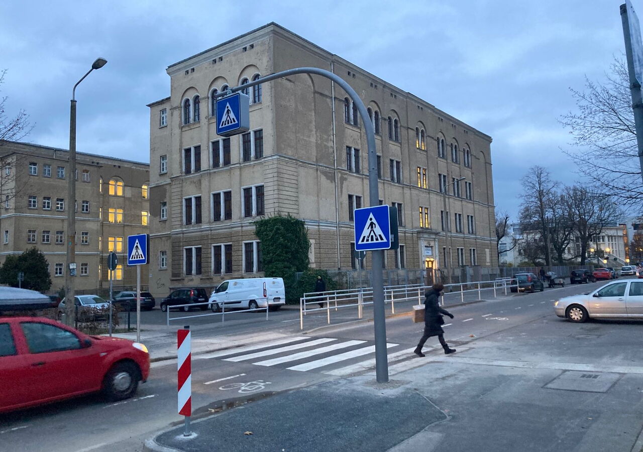 Zebrastreifen Nürnberger Straße. Neuer Fußgängerüberweg vor der Georg-Schumann-Schule