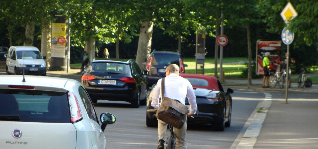 Fahrradfahrer neben Autoverkehr auf der Harkortstraße in Leipzig