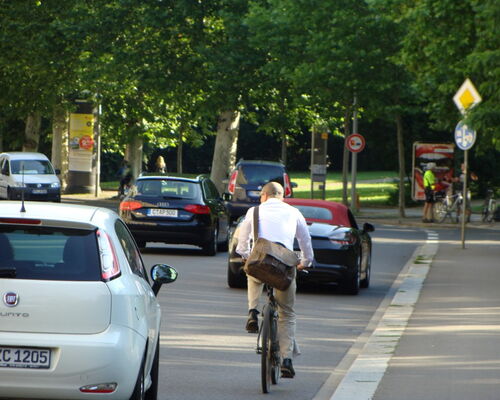Fahrradfahrer neben Autoverkehr auf der Harkortstraße in Leipzig