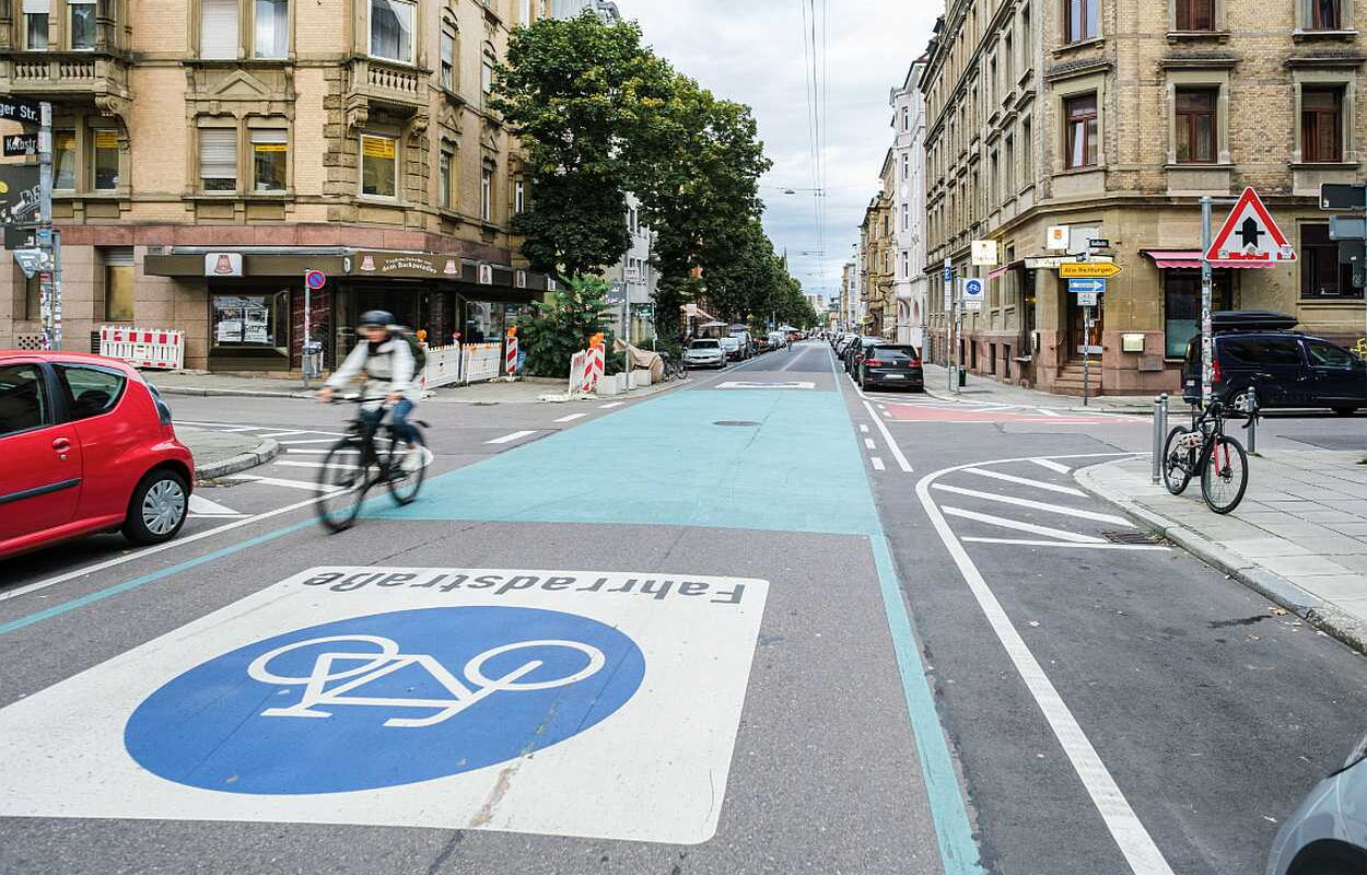 Fahrradstraße mit auffälliger Markierung in Stuttgart ©Phillipp Böhme