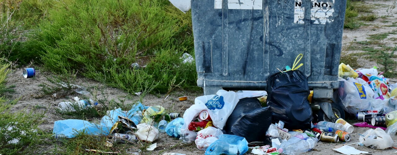 Ein überquellender Mülleimer