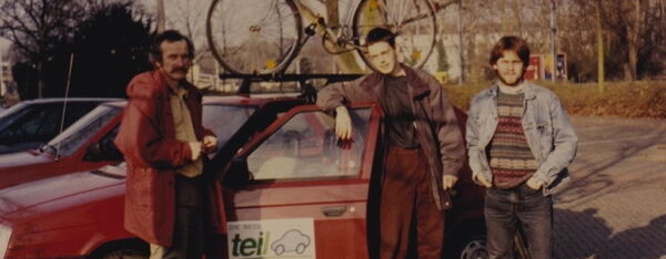 Erstes teilAuto, ein Skoda Favorit. Die Initiatoren stehen um das Auto herum, ein Fahrrad ist auf dem Dach des Autos befestigt (Quelle: teilAuto.net)