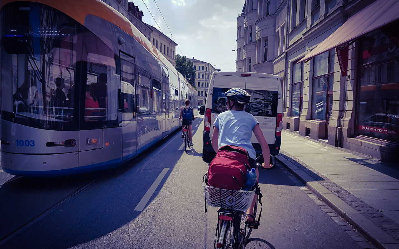 Gefährliche Situation zwischen Radfahrerin und Straßenbahn auf der Jahnallee