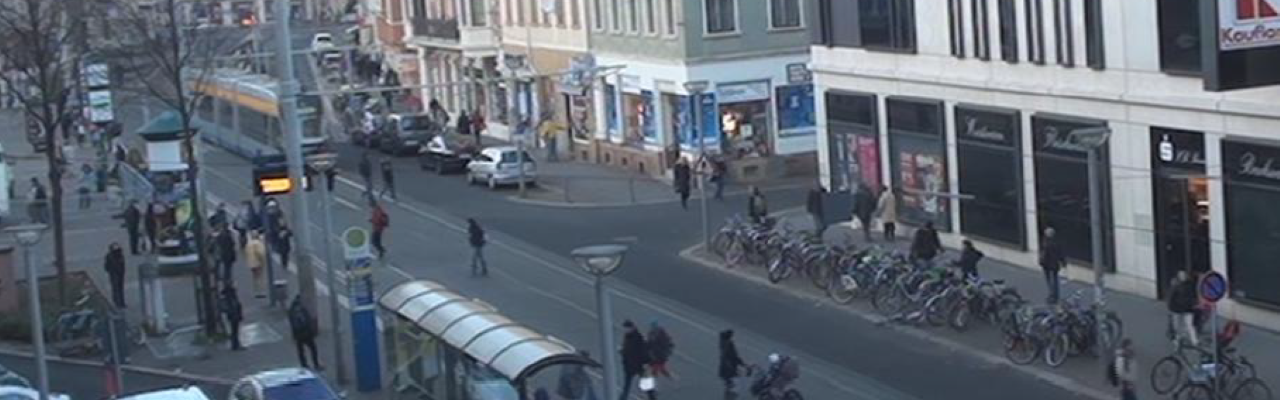 Straßenbahn, Autos und Füßgänger am Lindenauer Markt in Leipzig