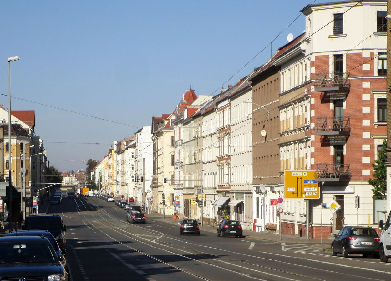 Georg-Schumann-Straße mit Blick Richtung Wahren. Im Hintergrund das Viadukt. Foto: Andreas Wolf CC BY-SA 4.0