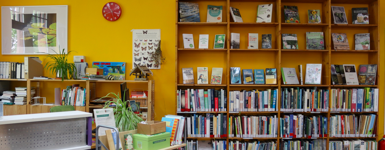 Menschen in der Umweltbibliothek Leipzig