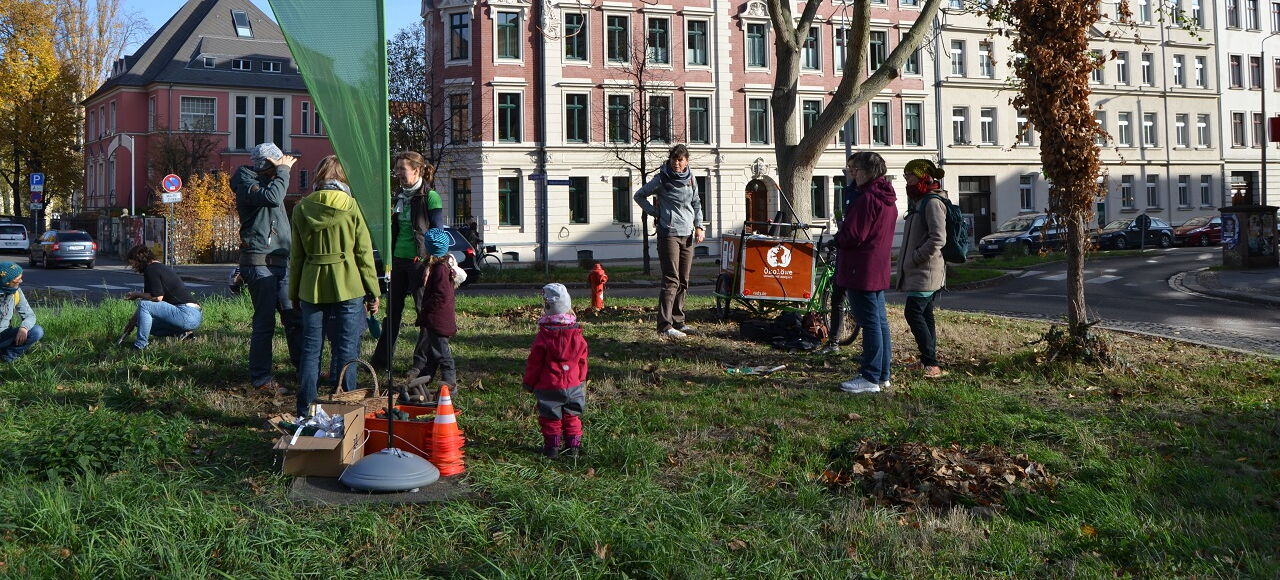 Leipziger beim gemeinsamen Frühblüherstecken.