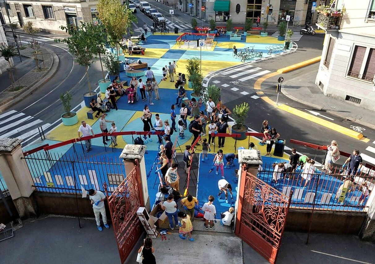 Der Piazza Aperte in Mailand ist nach der Umgestaltung ein belebter Stadtplatz