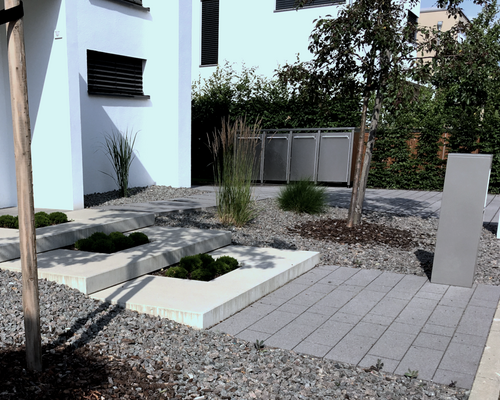 Schottergarten vor einem Einfamilienhaus