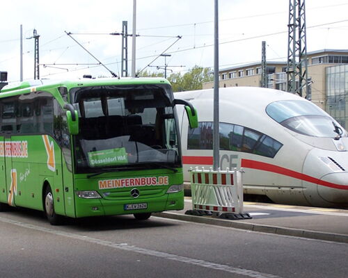 Fernbus neben ICE