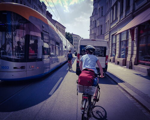 Gefährliche Situation zwischen Radfahrerin und Straßenbahn auf der Jahnallee