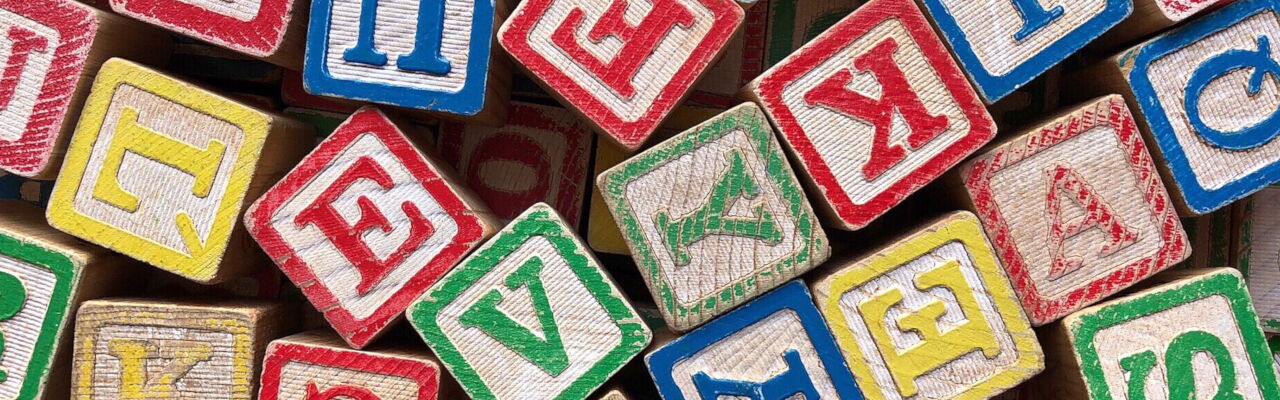 Bunte Buchstaben-Stempel aus Holz