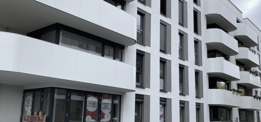 graue, eintönige Neubaufassade