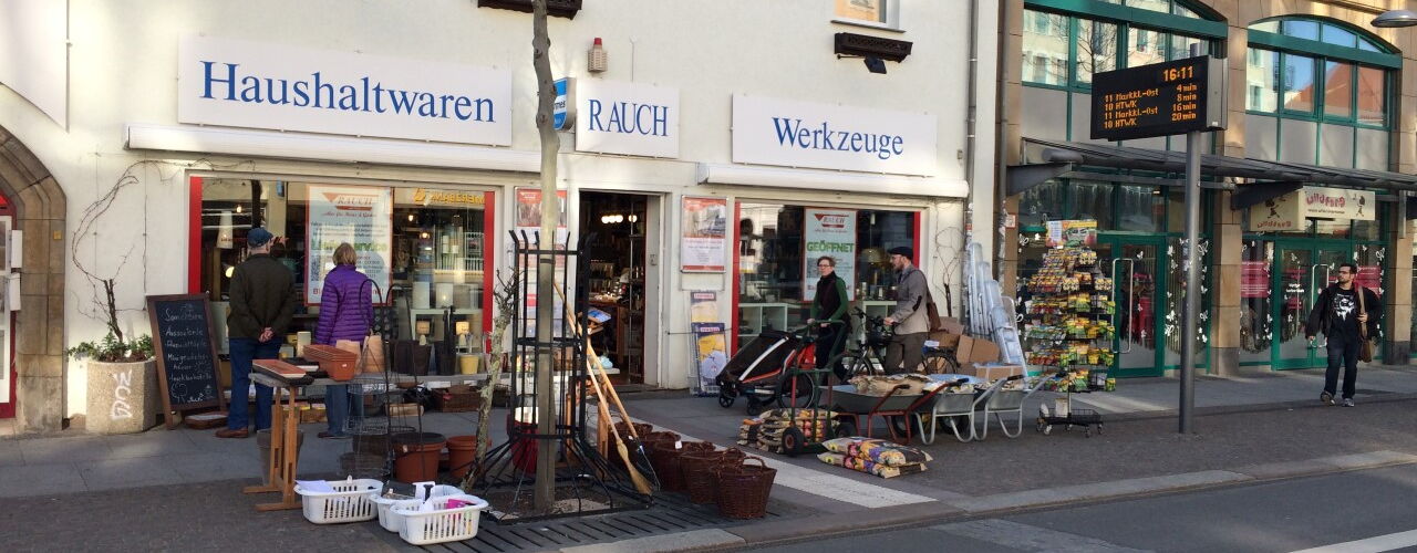 Weltweit ermöglichen Städte Fußgängern und Radfahrern während der Corona-Krise Kontakt zu vermeiden, indem sie Autospuren zu Radwegen machen – eine gute Lösung auch für Leipzig.