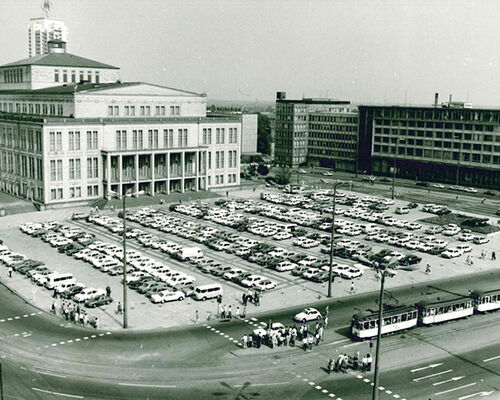 Schwarz-Weiß-Foto aus der Luft vom Augustusplatz mit Blick auf die Leipziger Oper 1974. Der Augustusplatz steht voller Autos