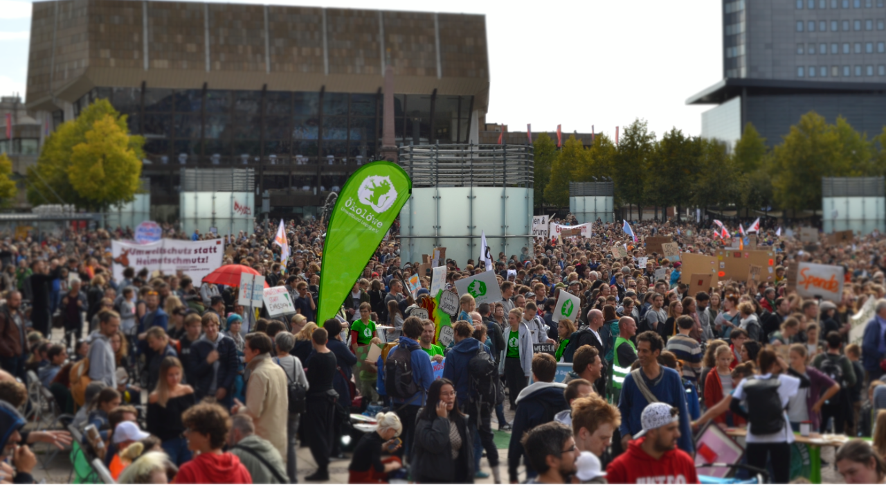 tausende Menschen auf dem Augustusplatz in Leipzig auf einer Klimademo. In der Mitte weht das Ökolöwen-Banner