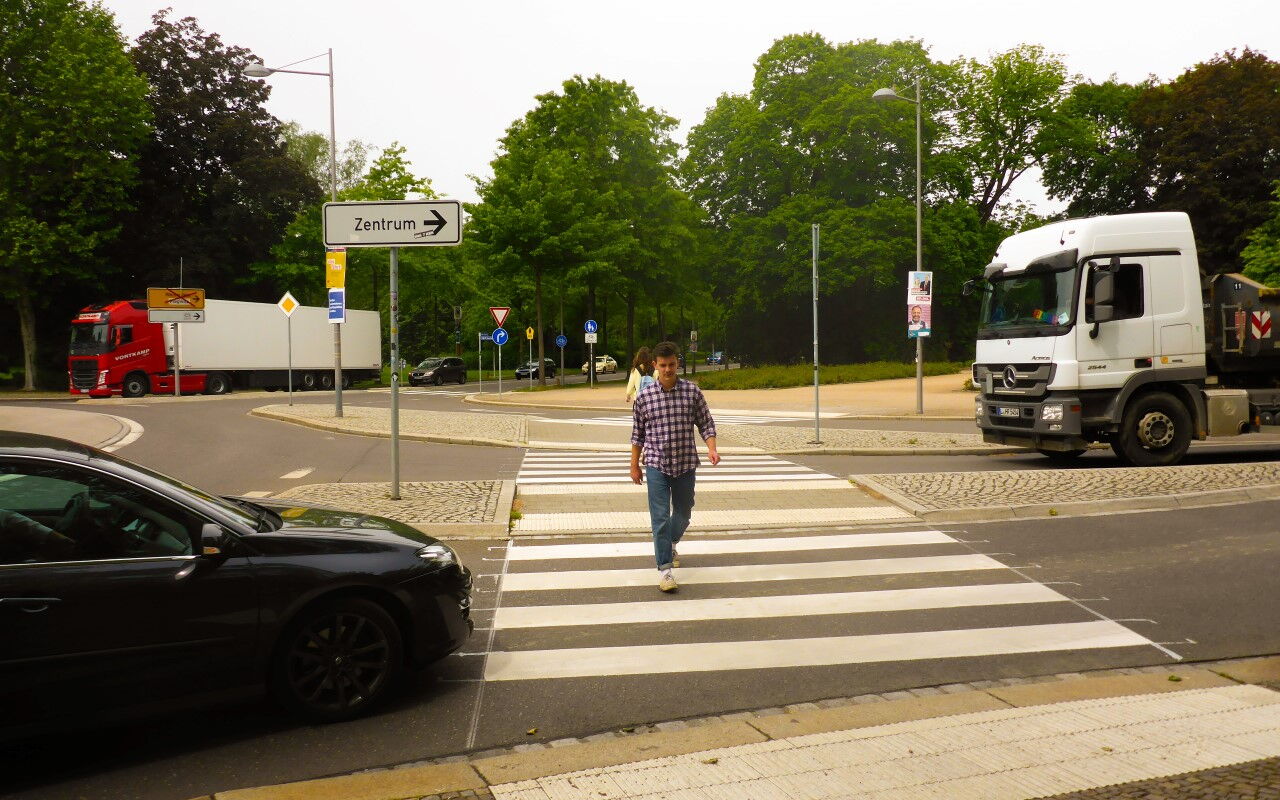 Fußgängerüberwege am Kreisverkehr im Clara-Zetkin-Park