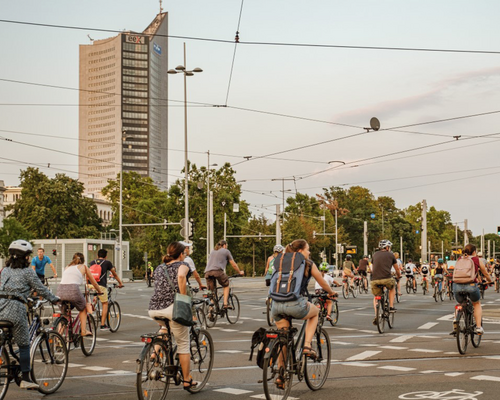 Radfahrer auf dem Innenstadtring in Leipzig. Im Hintergrund der Uni-Riese.
