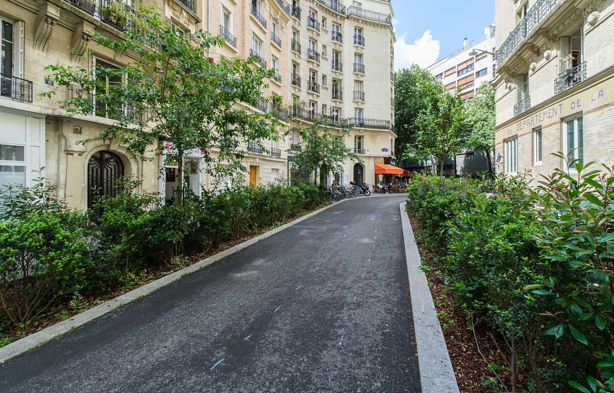 Rue du Dr. Paquelin in Paris als Nebenstraße nach Schwammstadtprinzip. Foto: Phillipp Böhme