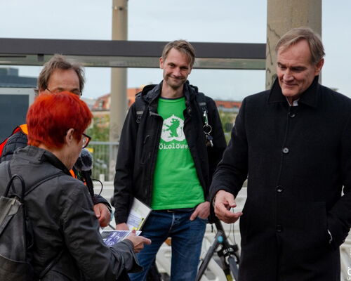 OBM Jung und Tino Supplies von Ökolöwe e.V. im Gespräch mit Anwohner:innen