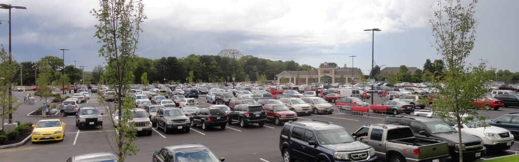 Parkplatz vor einem Outlet Center (Quelle: Kevin Rutherford, CC BY-SA 4.0)