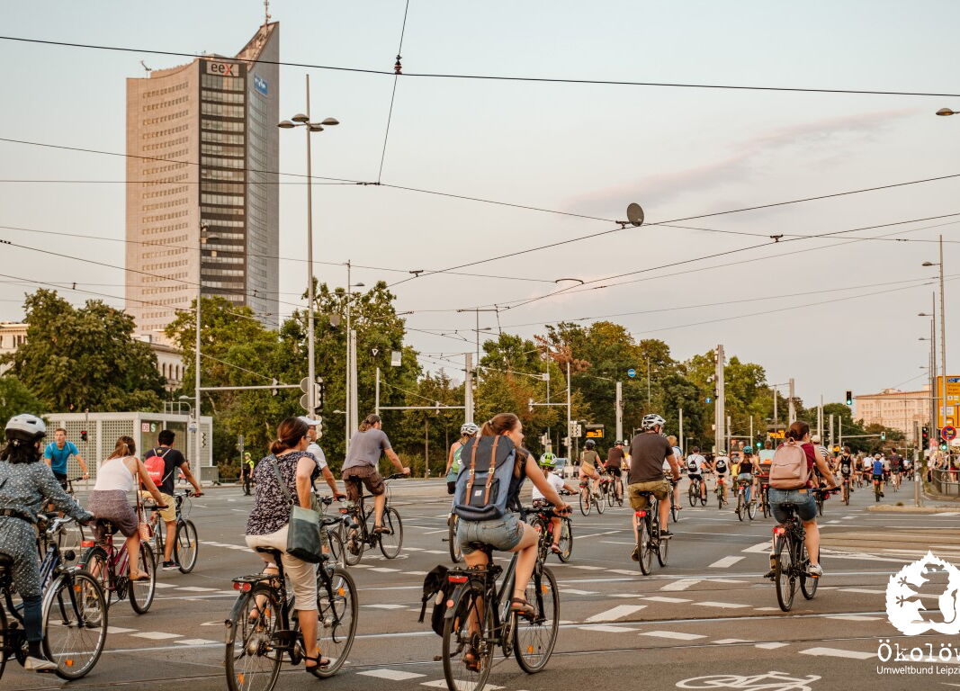 viele Radfahrer auf dem Innenstadtring in Leipzig. Im Hintergrund der Uni-Riese