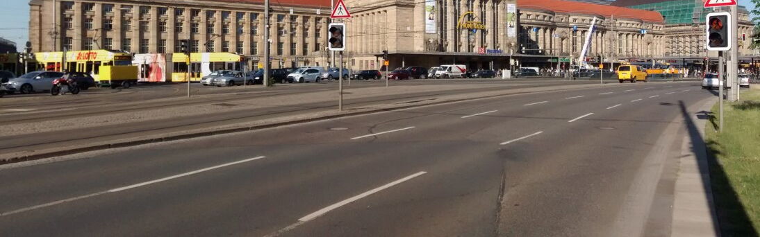 Hauptbahnhof Leipzig Empfangsgebäude aus Richtung des Tröndlinrings (Quelle: Gunnar Klack, CC BY-SA 4.0)