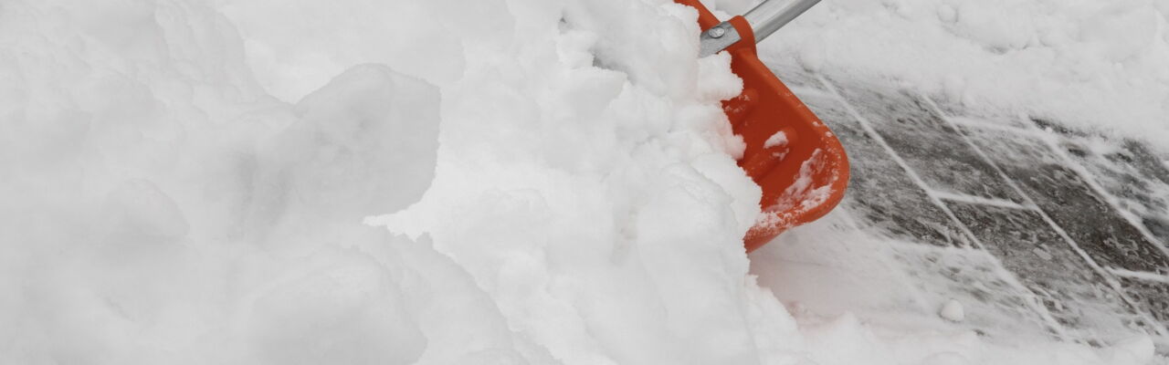 Bild von Schnee schippen im Winter (Quelle: pixabay)