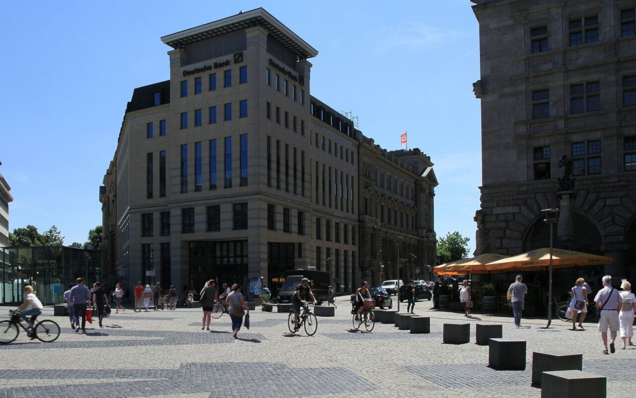 Autofreier Burgplatz in Leipzig mit Spaziergängern und Betonquadern, die den Platz autofrei machen