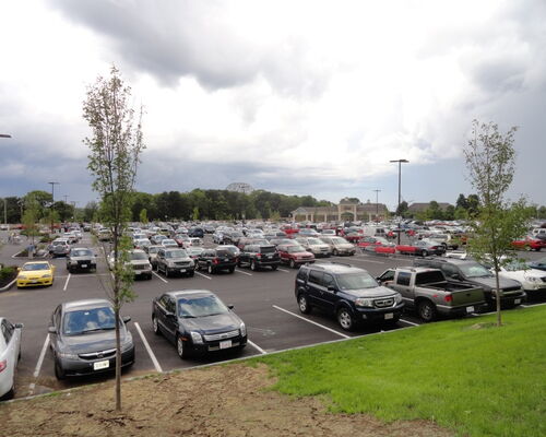 Parkplatz vor einem Outlet Center