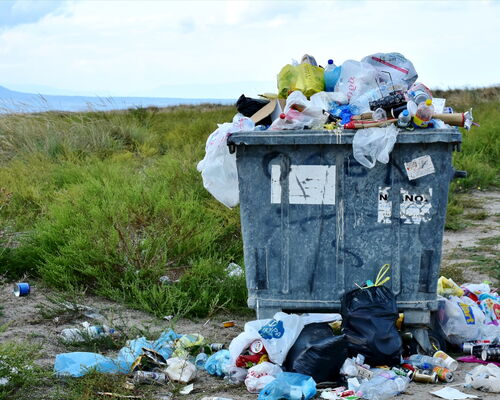 Überlaufende Mülltonne