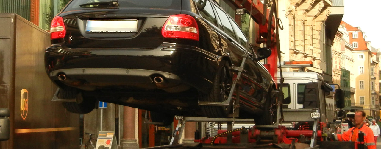 Zugeparkte Wege freiräumen - Falschparker abschleppen